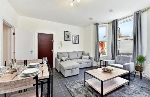West Ealing Apartamento | West Ealing Serviced Apts- 2 Bedroom 2 Bath Parking Near Station with Off Street Parking By 360Stays