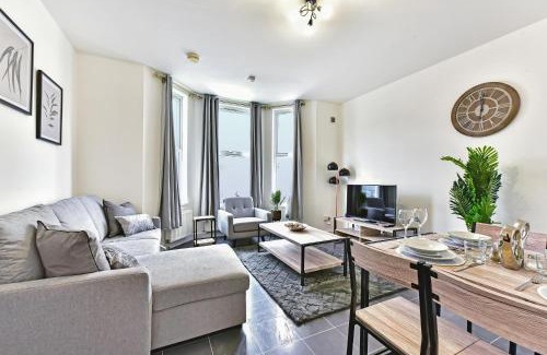 West Ealing Apartamento | West Ealing Serviced Apts- 2 Bedroom 2 Bath Parking Near Station with Off Street Parking By 360Stays