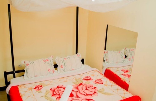 Moshi Cabina | West East Lodge