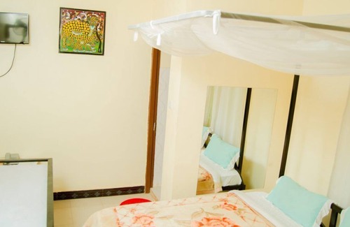 Moshi Cabina | West East Lodge