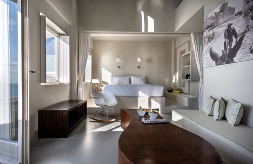 Imerovigli Hotel | West East Suites