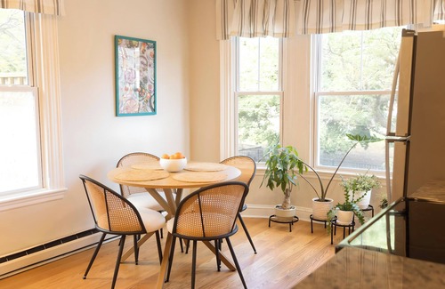 West End Apartamento | West End Bright Spot with Parking.