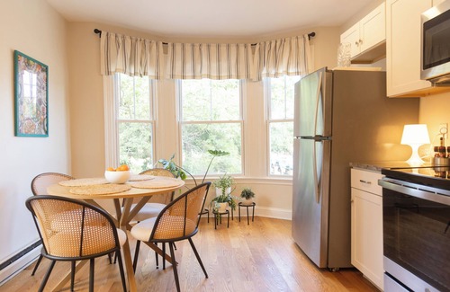 West End Apartamento | West End Bright Spot with Parking.