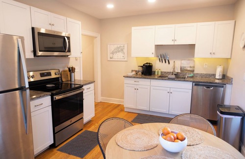 West End Apartamento | West End Bright Spot with Parking.