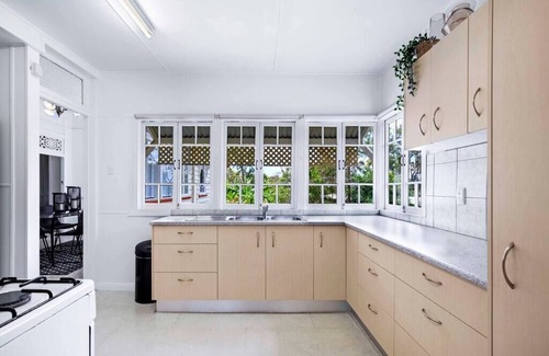 West End Casa | West end Charm 5 bed, 3km to CBD