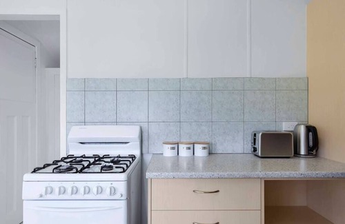 West End Casa | West end Charm 5 bed, 3km to CBD