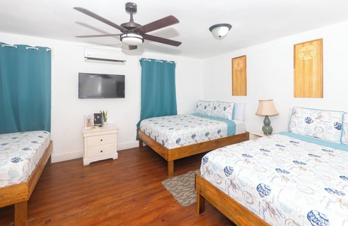 Half Moon Bay Hotel | Triple room in West End Road, beach access /Roatan Island - W/Wifi and A/C