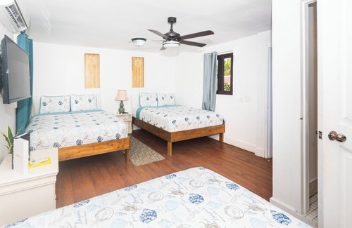 Half Moon Bay Hotel | Triple room in West End Road, beach access /Roatan Island - W/Wifi and A/C
