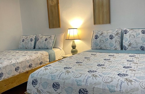 Half Moon Bay Hotel | Triple room in West End Road, beach access /Roatan Island - W/Wifi and A/C