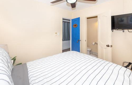 Half Moon Bay Apartamento | West End Inn Beachfront Hotel Room in West End