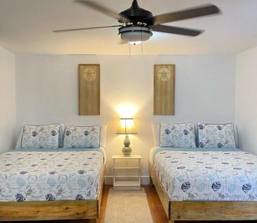 Half Moon Bay Apartamento | West End Inn Beachfront Triple Room in West End