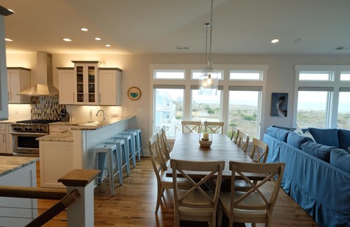 Oak Island Casa | NEW OAK ISLAND WEST END, FRENTE AL OCÉANO Y SONIDO, PISCINA CLIMATIZADA / SPA, ASCENSOR, MASCOTAS OK