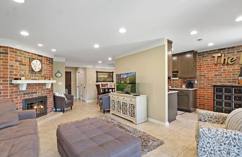 Fontana-on-Geneva Lake Villa | West End Retreat w/ Abbey Villa Amenities!