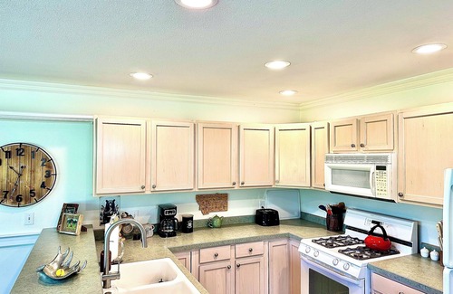 West Glacier Condominio | West Glacier Getaway: Mountain & Golf Course Views