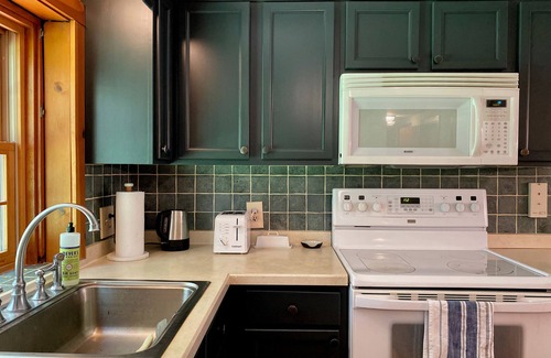 West Hill Lake Casa | West Hill Cabin