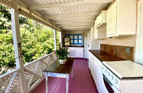 Barnes Ghaut Cabaña | West Indian style cottage, romantic and 5 minute drive to beach