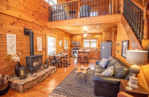 West Jefferson Casa | West Jefferson Cabin- Hot Tub, Fireplace, Sleeps 7