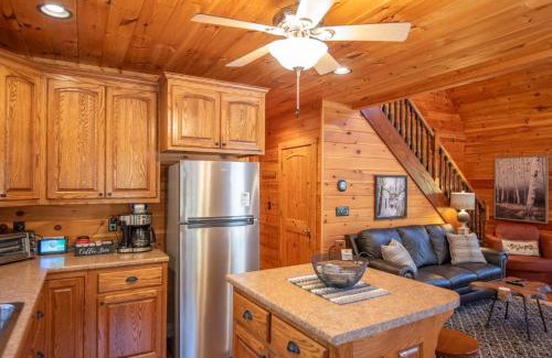 West Jefferson Casa | West Jefferson Cabin- Hot Tub, Fireplace, Sleeps 7