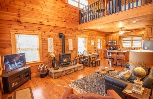 West Jefferson Casa | West Jefferson Cabin- Hot Tub, Fireplace, Sleeps 7