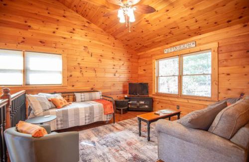 West Jefferson Casa | West Jefferson Cabin- Hot Tub, Fireplace, Sleeps 7