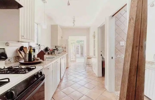 Del Rey Casa | West LA 2 bdrm/1.5 bath Spanish Cottage Home, Gated Yard, Garage Parking