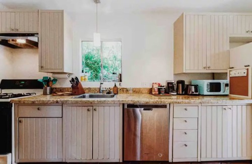 Del Rey Casa | West LA 2 bdrm/1.5 bath Spanish Cottage Home, Gated Yard, Garage Parking