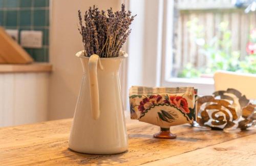 Askew Apartamento | West London Gem Chic 1BD Patio Flat Retreat