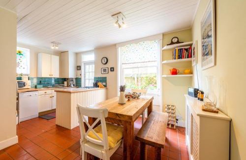 Askew Apartamento | West London Gem Chic 1BD Patio Flat Retreat