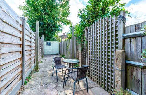Askew Apartamento | West London Gem Chic 1BD Patio Flat Retreat