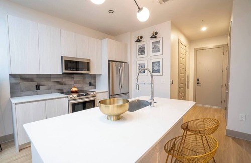 Home Park Hotel | West Midtown Luxury Oasis | W/Rooftop Pool &View