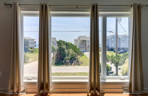 Emerald Isle Apartamento | West of the Moon Ocean Apt with Beach Access!