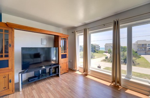 Emerald Isle Apartamento | West of the Moon Ocean Apt with Beach Access!