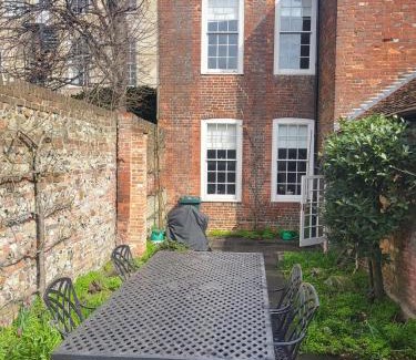 Chichester Casa | West Pallant Georgian Townhouse in City Centre with Courtyards, BBQ & Log Burners - Dogs Welcome! Chichester Holiday Properties