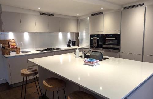Chichester Casa | West Pallant Georgian Townhouse in City Centre with Courtyards, BBQ & Log Burners - Dogs Welcome! Chichester Holiday Properties