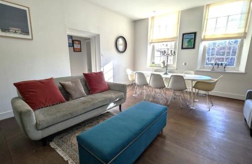 Chichester Casa | West Pallant Georgian Townhouse in City Centre with Courtyards, BBQ & Log Burners - Dogs Welcome! Chichester Holiday Properties
