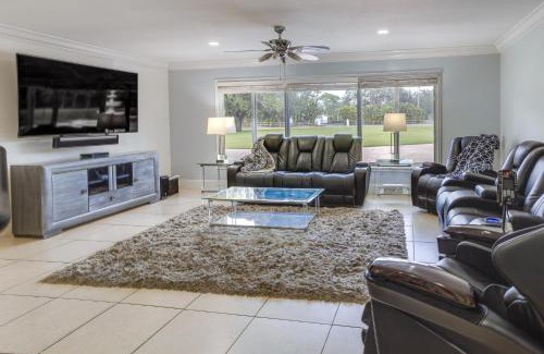 Hunt Club Apartamento | West Palm Beach Rental with Private Pool and Patio!