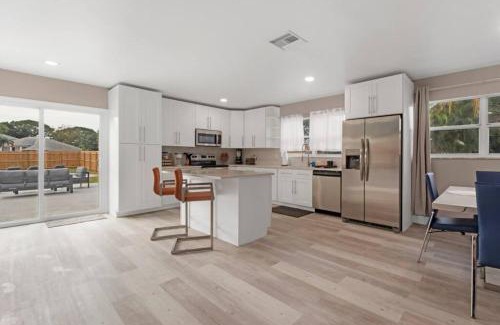Mangonia Park Casa | West Palm Beach Pool Home- Paxton