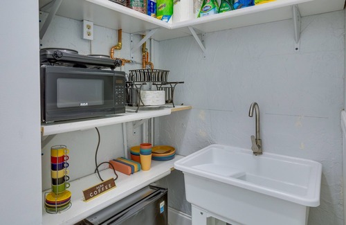 Hunt Club Apartamento | West Palm Beach Rental w/ Private Pool & Patio!