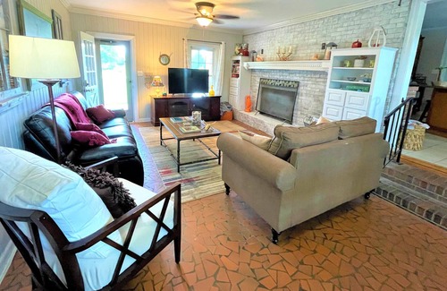 Swansboro Casa | West Shore 4BR/3BA vacation home, walkable to downtown