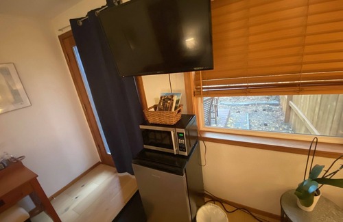 Broken Top Apartamento | West side dog-friendly cozy studio w/ private yard