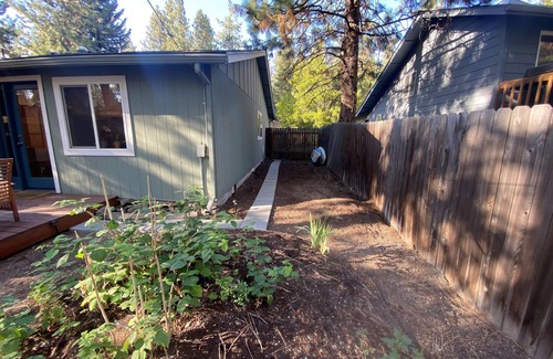 Broken Top Apartamento | West side dog-friendly cozy studio w/ private yard