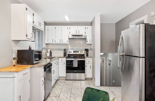 Collier Heights Casa | West Side Family-Friendly Modern Haven - Sleeps 12