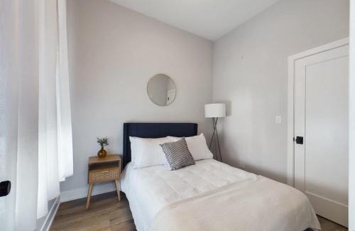 West Town Apartamento | West Town 2BR with In-Unit Laundry and Onsite Parking
