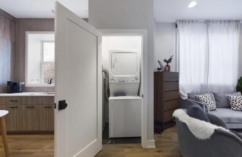 West Town Apartamento | West Town 2BR with In-Unit Laundry and Onsite Parking
