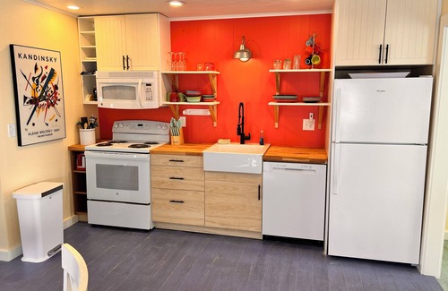Bradenton Beach Cabaña | West Unit of Beach to Bay Cottage...just 100 feet from Gulf Beach!