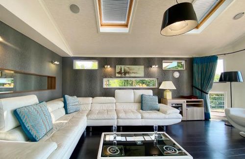 Uphill Casa | West View