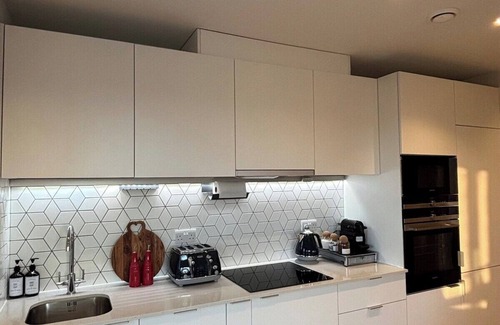 Coombe Hill Apartamento | West Wimbledon, 2 Bedroom Luxury Stay, Free parking, Gym, Working Room