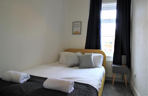 Gateshead Apartamento | Westbourne - Spacious 4 bed flat with free parking