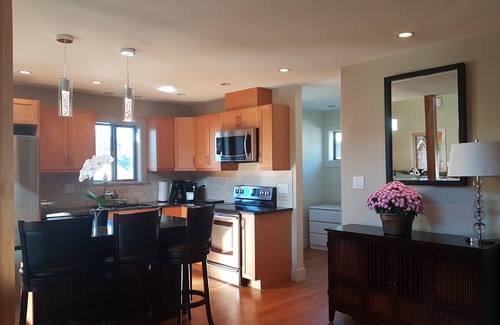 Central Lonsdale Casa | Central Lonsdale 2 story Modern Coach House