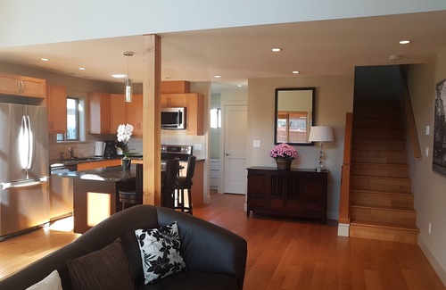 Central Lonsdale Casa | Central Lonsdale 2 story Modern Coach House